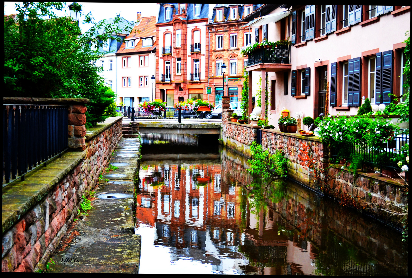 malerische Wassergasse in Frankreich