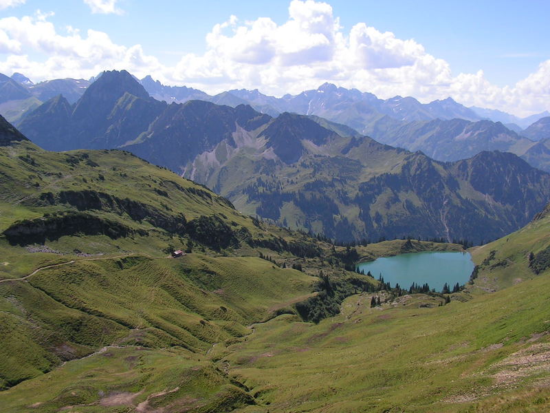 malerischer Bergsee in 1.200 Meter Höhe