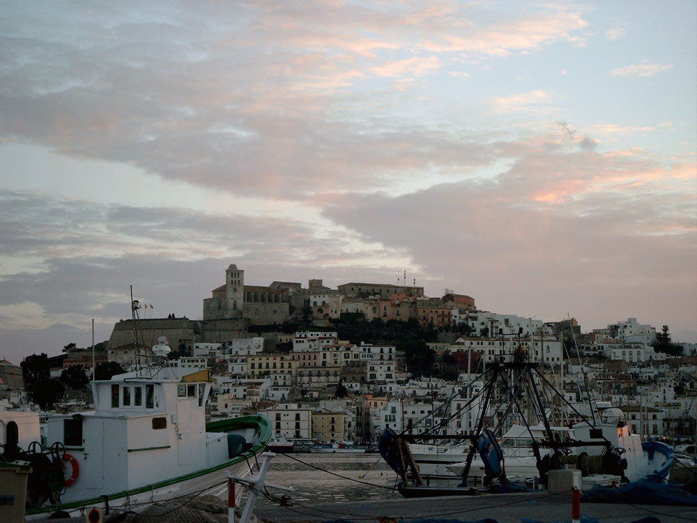 Malerischer Blick über den Hafen von Ibiza