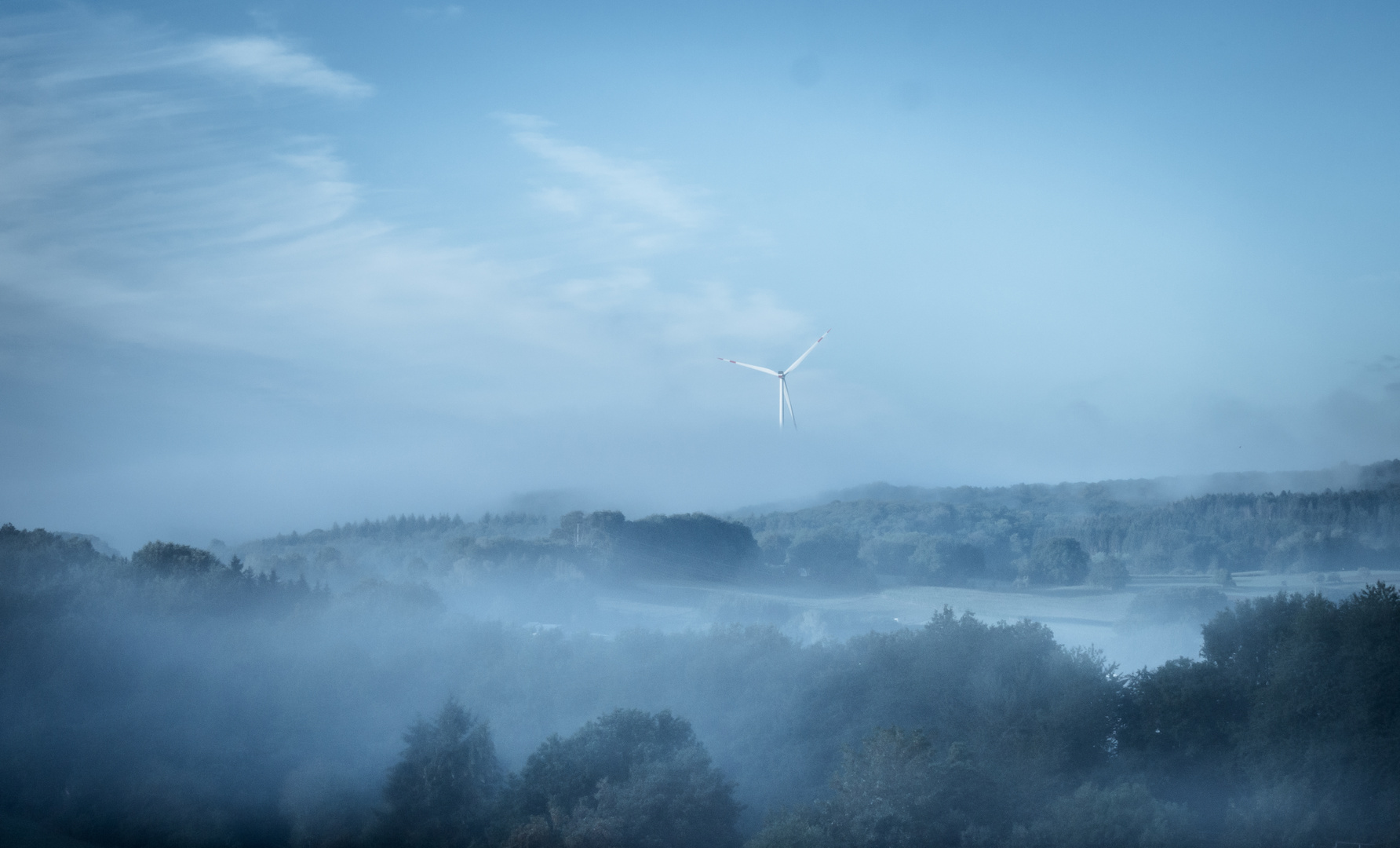 Malerisches Land des kalten Nebels