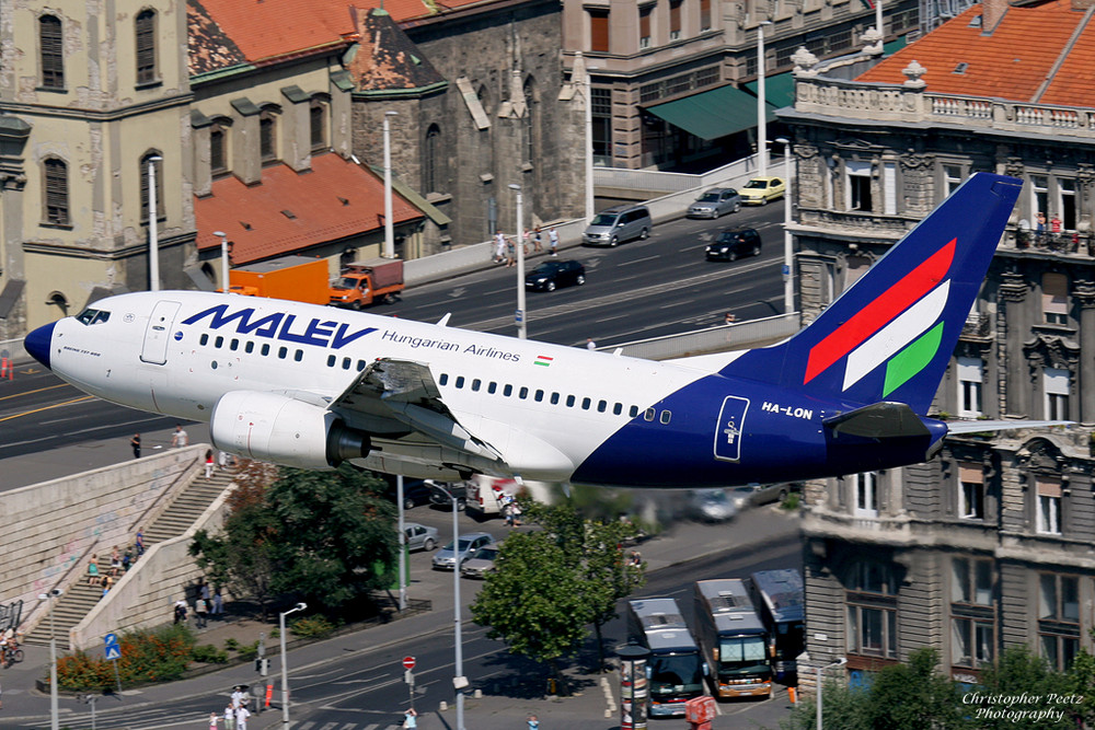 MALEV 737-600 über der Donau