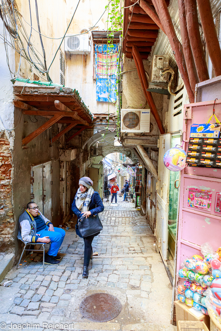 Malgré son effondrement, la vie se déroule et se poursuit dans la Casbah d'Alger