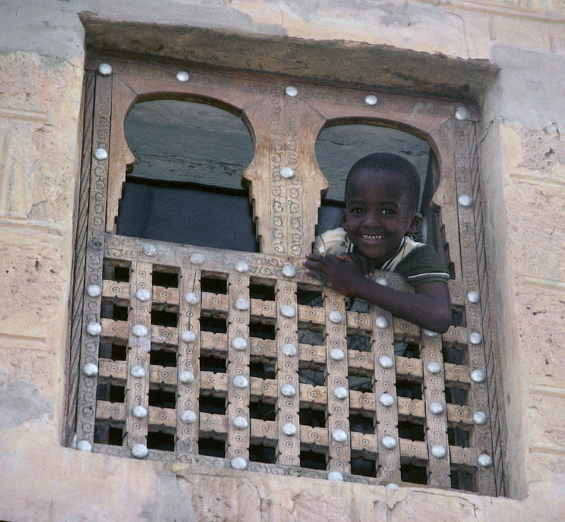 MALI Mopti im marokkanischen Viertel Fenster mit Jungen