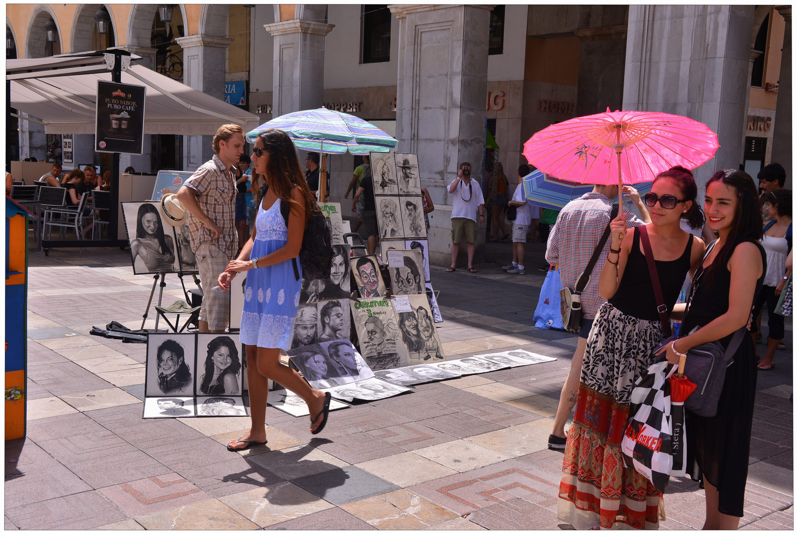 Mallorca 2012, Palma, Plaza major, chicas guapas