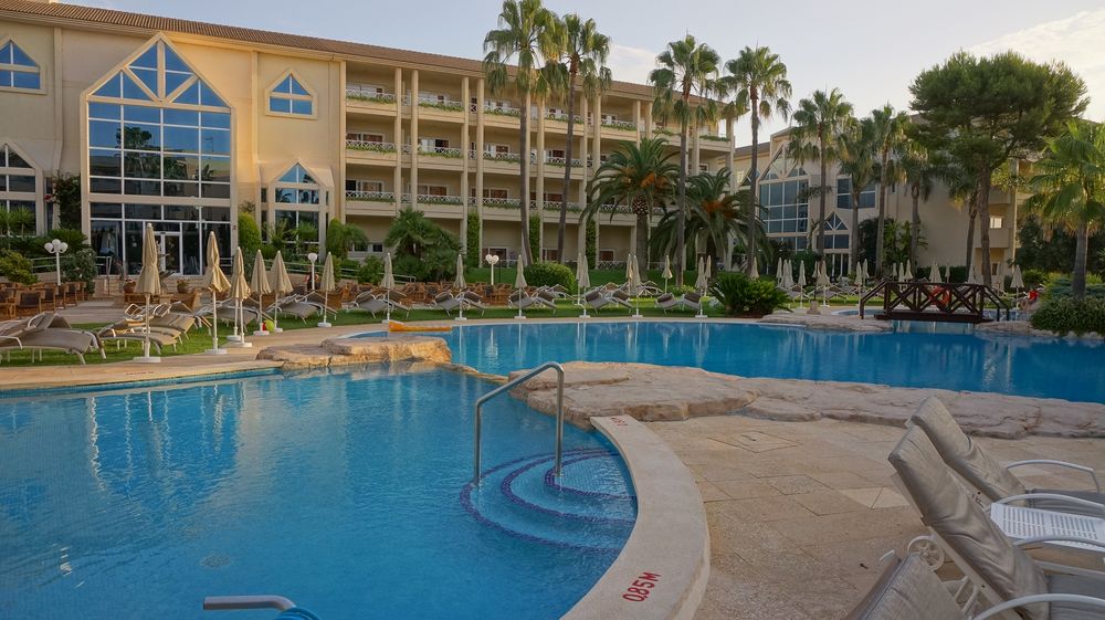 Mallorca 2015, unser schönes Hotel, am Pool (nuestro bello hotel, piscina, jardín)