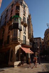 Mallorca - Straßenszene in der Altstadt von Palma morgens um 9