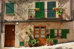 Mallorca - Valdemossa - Straßenansicht eines Hauses