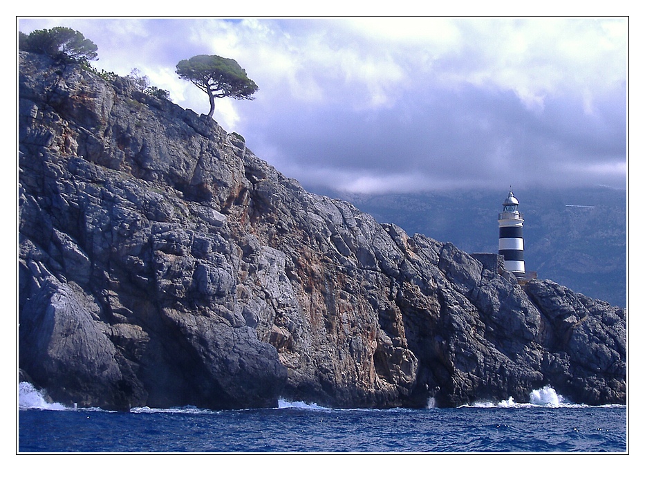 Mallorca - Wolkenverhangene Hafeneinfahrt von Port de Sollér...