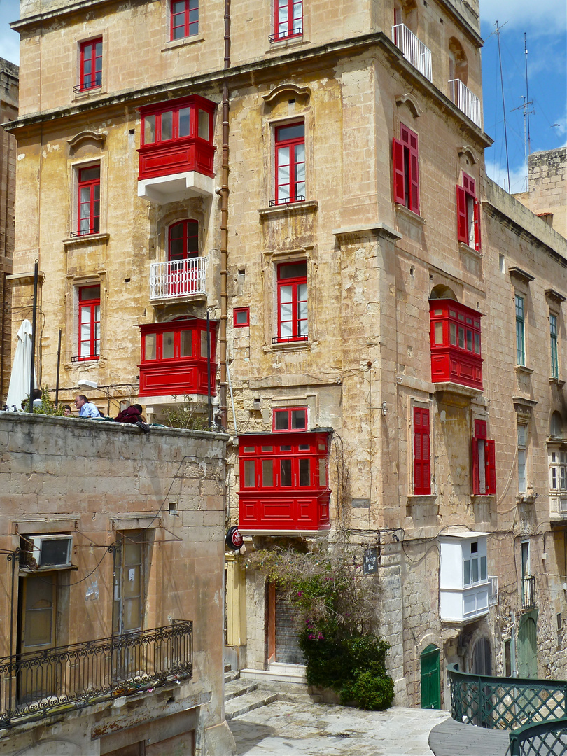 Malta-Balkone in Rot