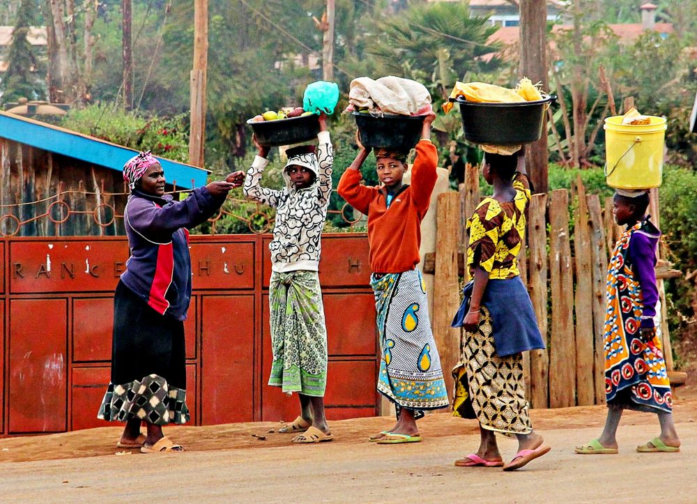 "Mama" apprend à porter sur la tête