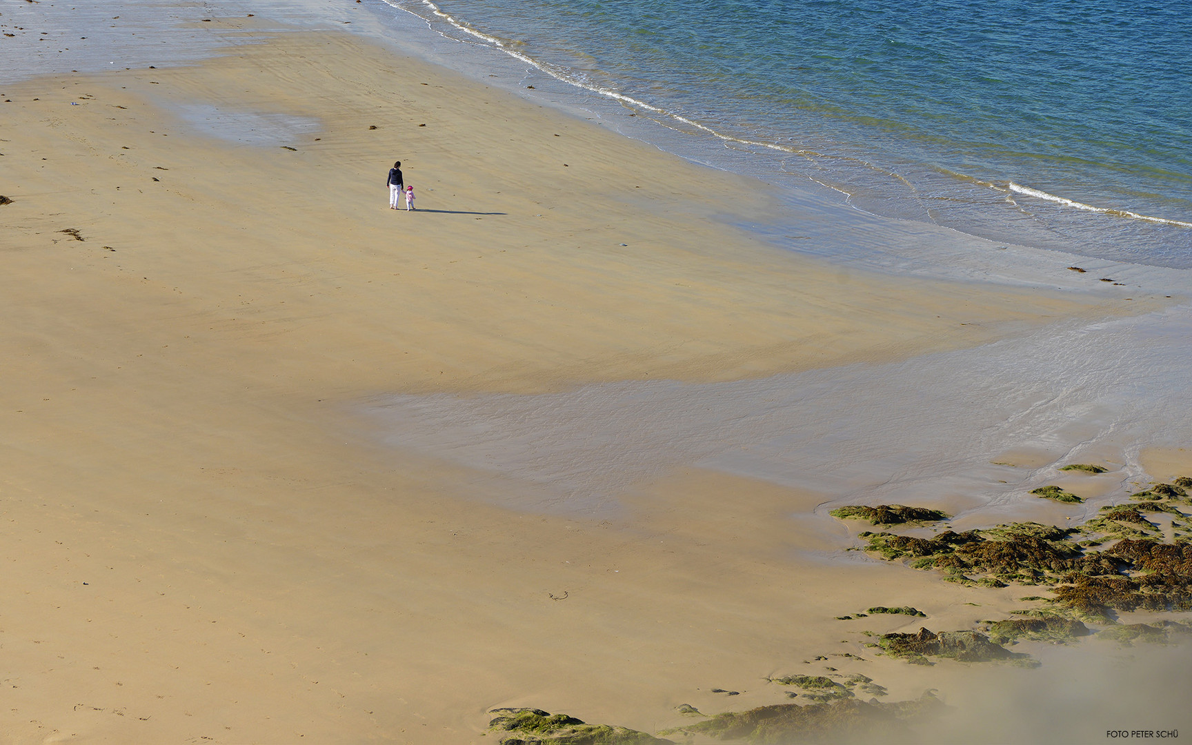 Mama erklärt Dir das Meer, meine Süße.