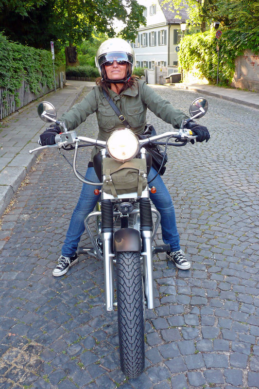 Mama, fahr das Moped vor!