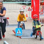 Mama feuert ihre Tochter an