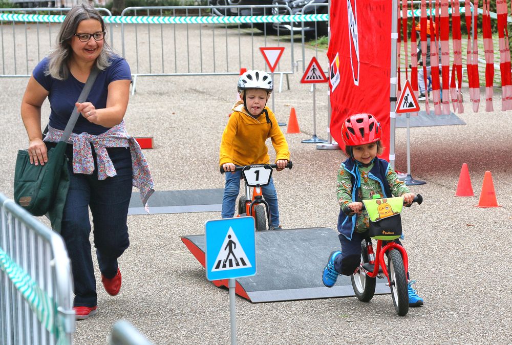 Mama feuert ihre Tochter an