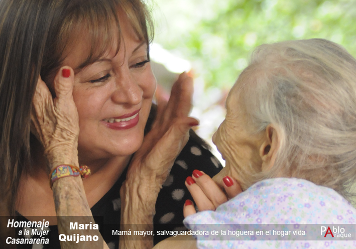 Mamá mayor, salvaguardadora de la hoguera en el hogar vida