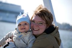 Mama und Giulien im Hafen von Puttgarden