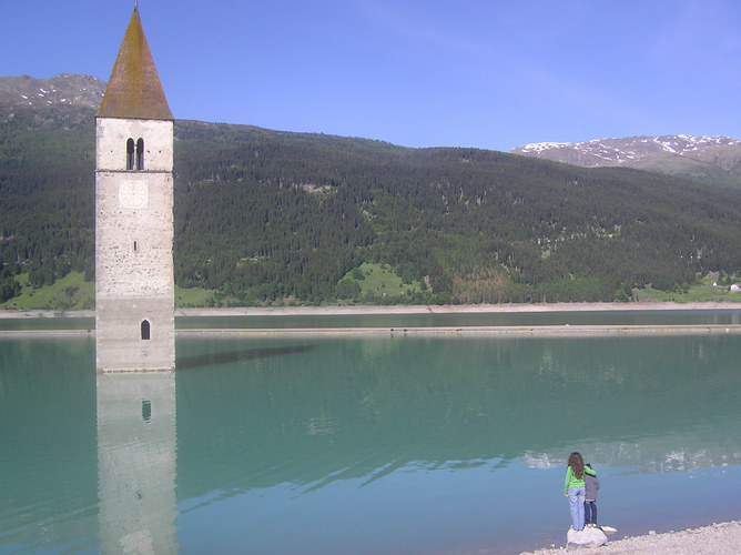 Mama, wie kommt der Turm da ins Wasser???