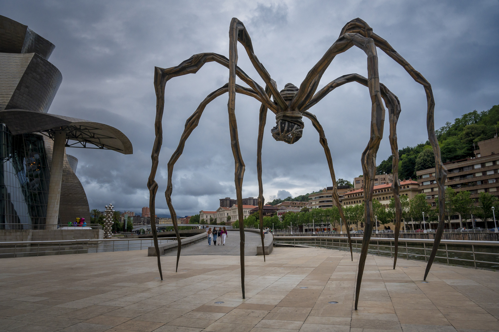 Maman (1999) ist die größte Skulptur aus der Spinnen-Serie der Künstlerin Louise Bourgeois