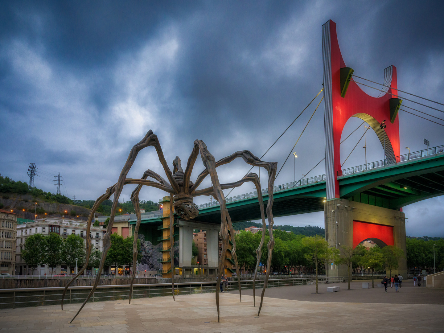 Maman (1999) von Louise Bourgeois und der « L’arc Rouge » (The red arc) von Daniel Buren