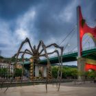 Maman (1999) von Louise Bourgeois und der « L’arc Rouge » (The red arc) von Daniel Buren