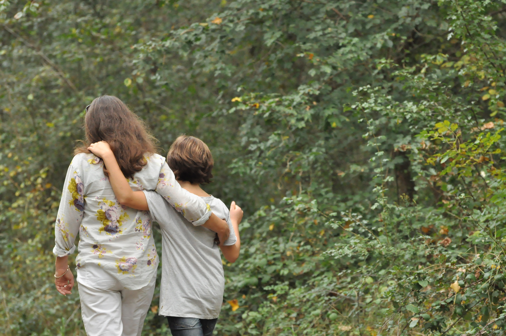 Maman et son fils dans la forêt