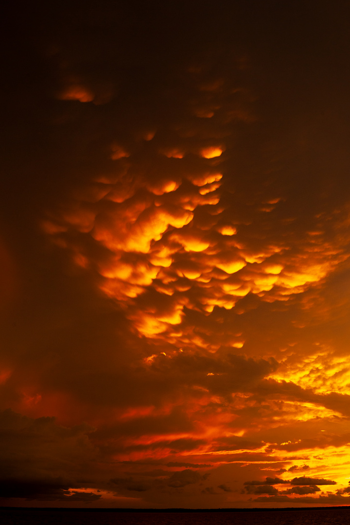 Mammatus clouds