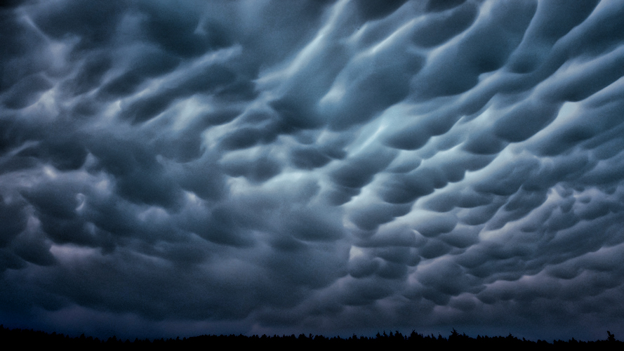 Mammatus clouds