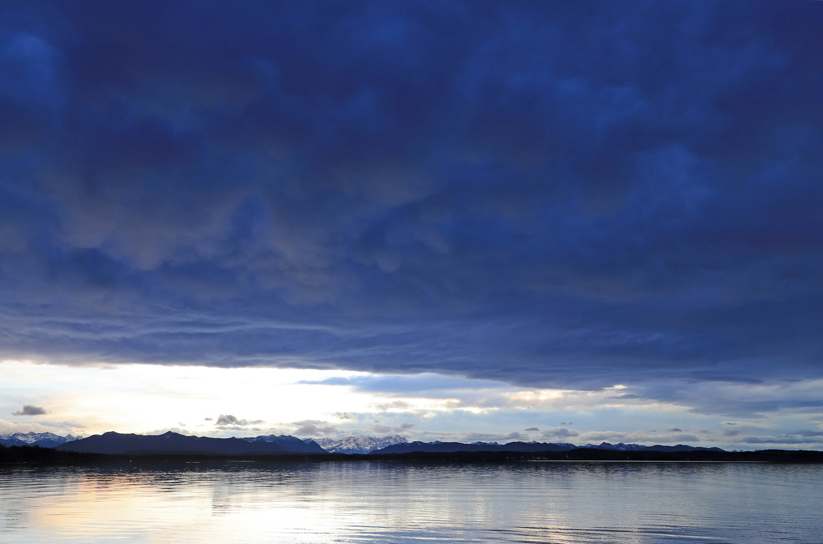 Mammatus Wolken light