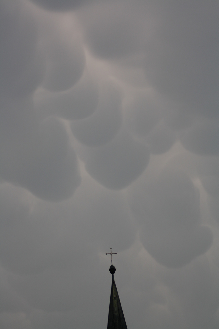 Mammatus Wolken über Kirchturm