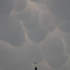 Mammatus Wolken über Kirchturm