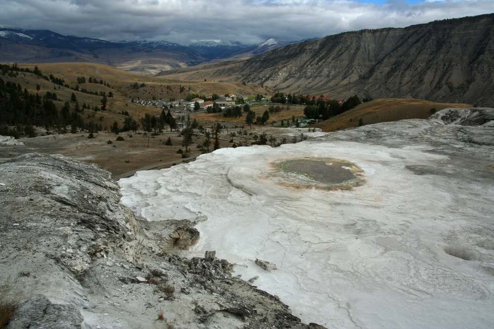 Mammoth Hot Springs im September