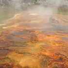 Mammoth Hot Springs reflets dans l'eau et le soufre.