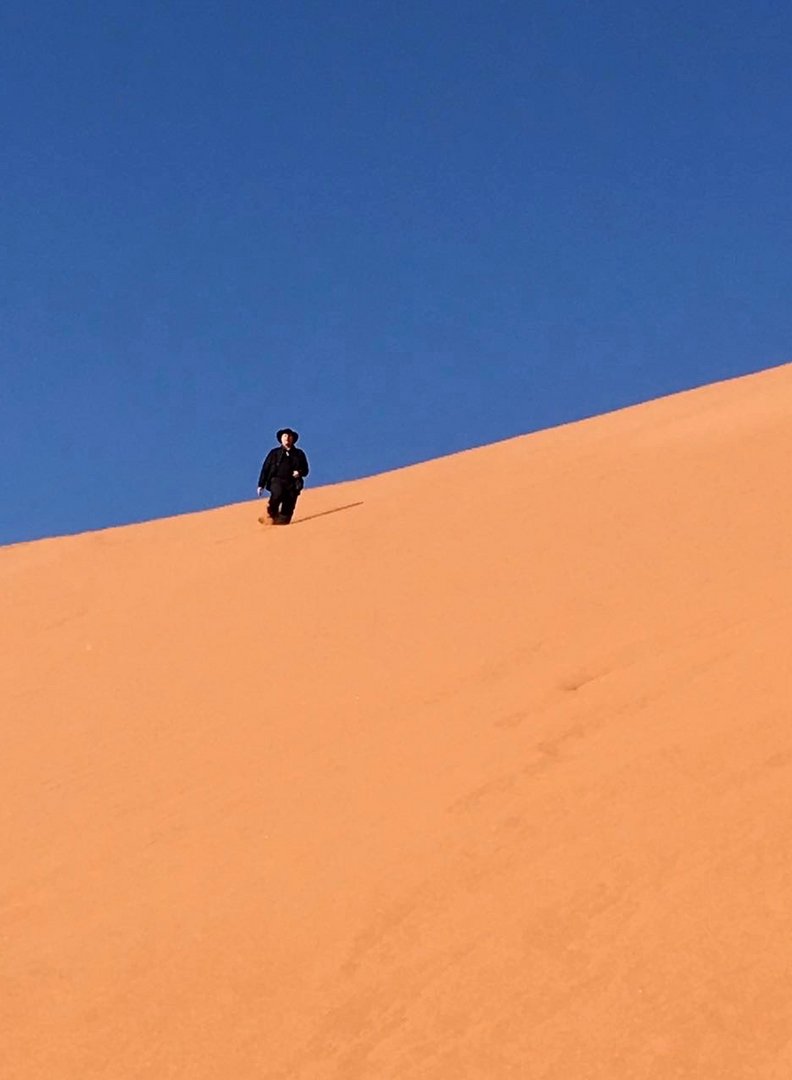 Man in black in Düne 45