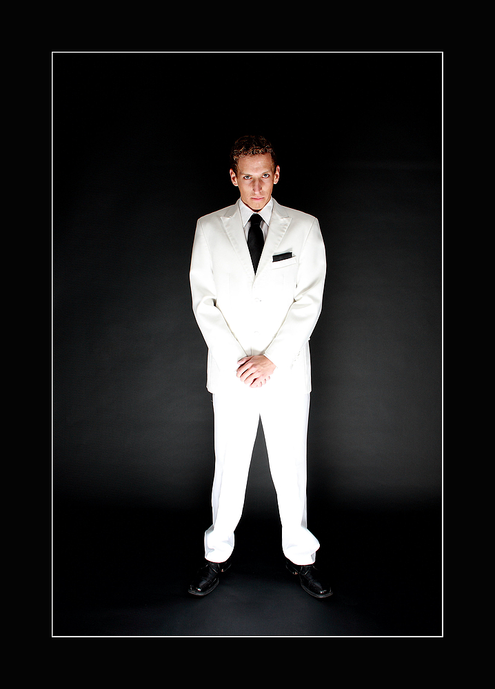 "Man in White" by DKE-Fotos by Dirk Koch