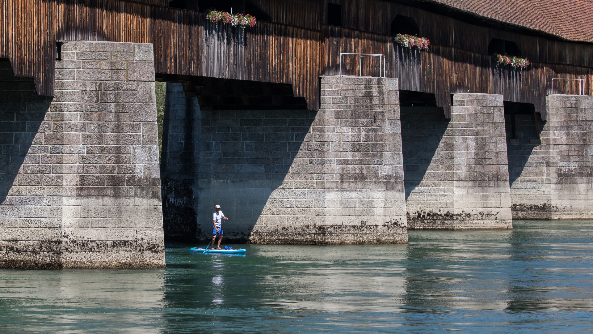 Man kann auch bei etwas höherem Wasserstand zu Fuß über den Rhein...