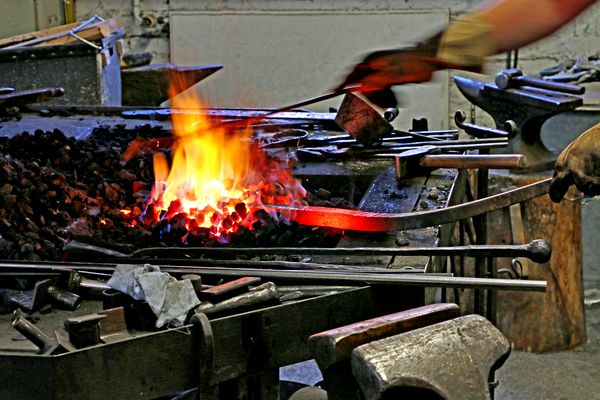 Man muß das Eisen schmieden, so lange es heiß ist