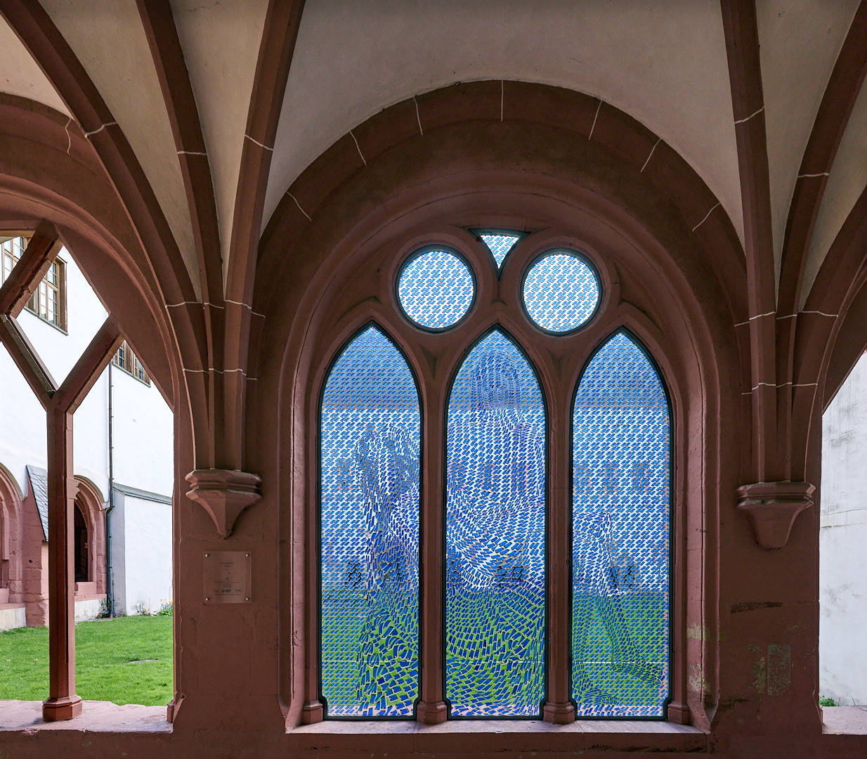 Man muss sich das Fenster länger anschauen, um das Motiv zu erkennen, das Pietà-Fenster von dem...