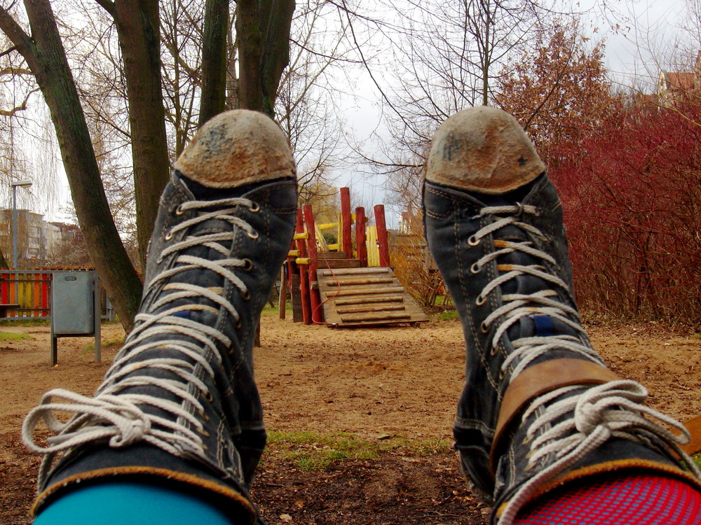 Man sieht vor lauter Schuhen den Spielplatz nicht...