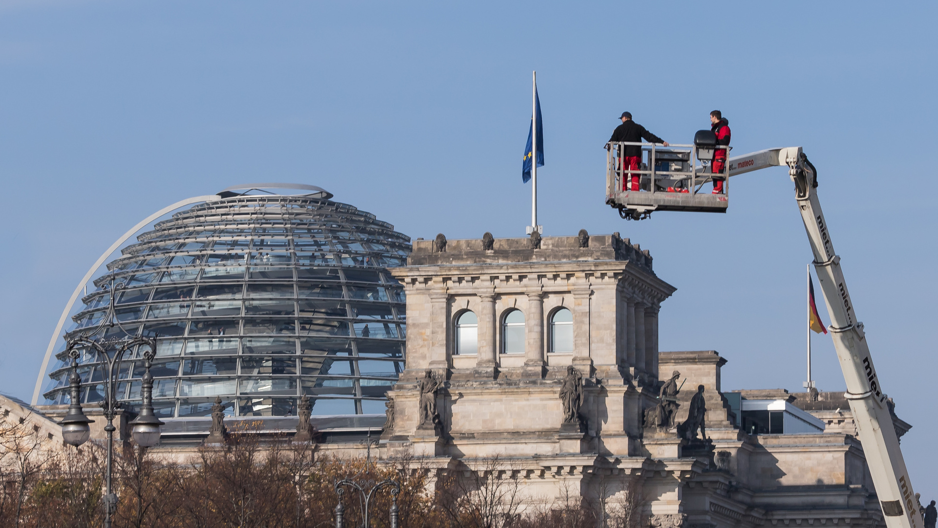 Man sollte der Regierung mal gehörig auf's Dach steigen....