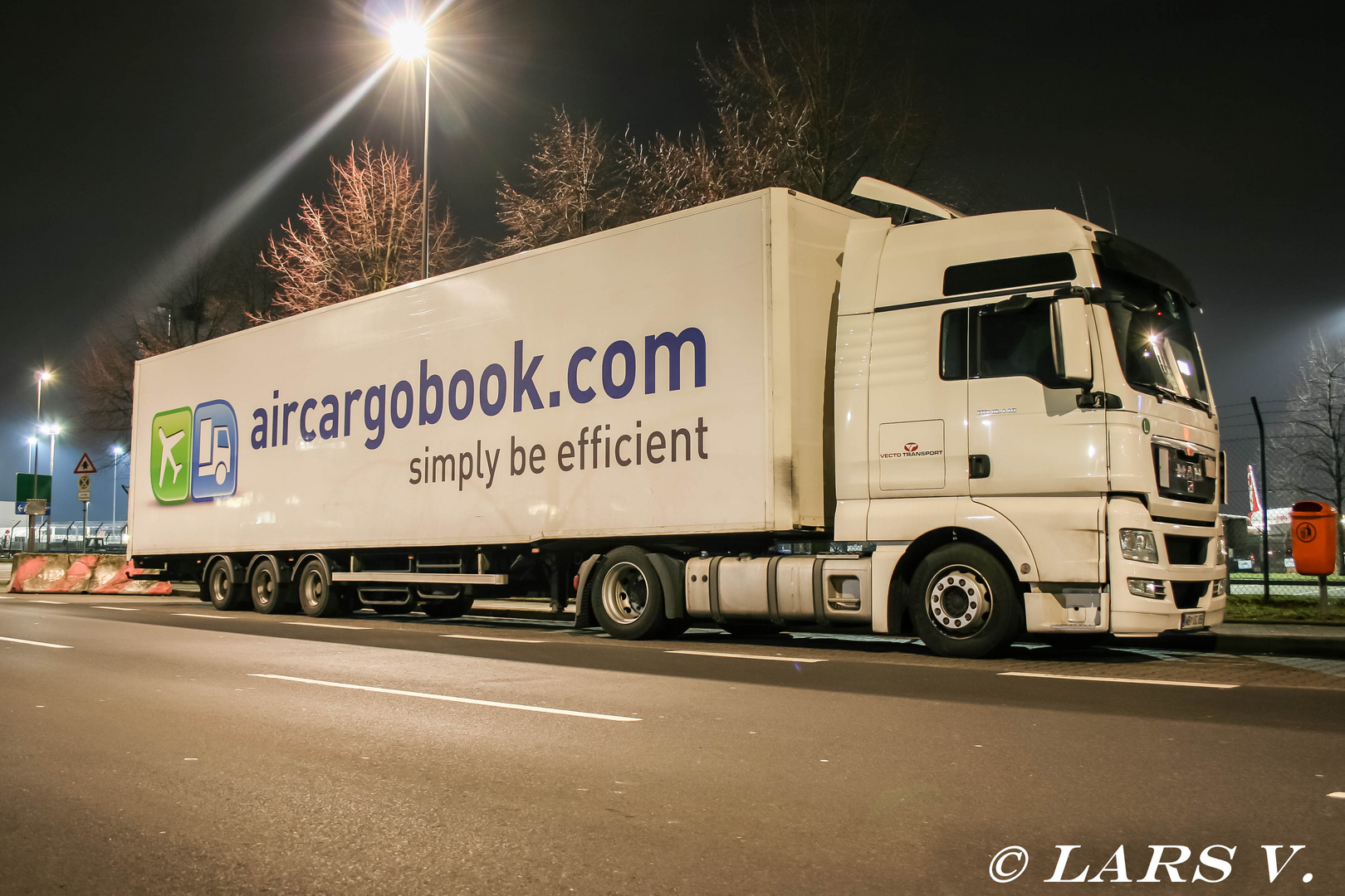 MAN TGX mit aircargobook.com Auflieger in Düsseldorf am Cargo Center