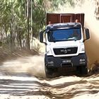 MAN Truck Staubwolke kommt entgegen