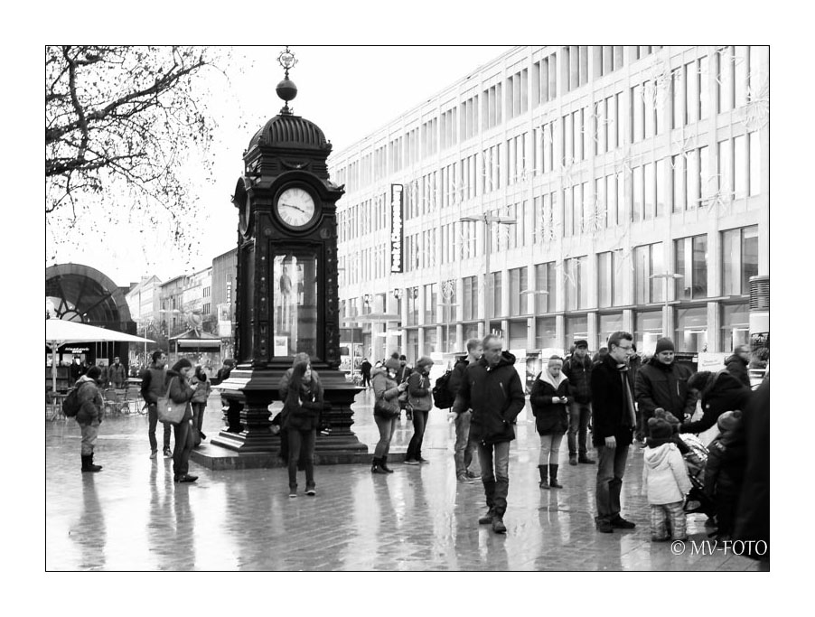 man verabredet sich "an der Uhr"