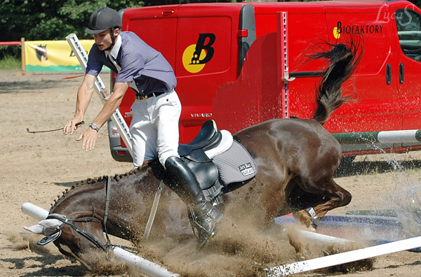 Manchmal es ist hart fuer den Pferd und den Reiter