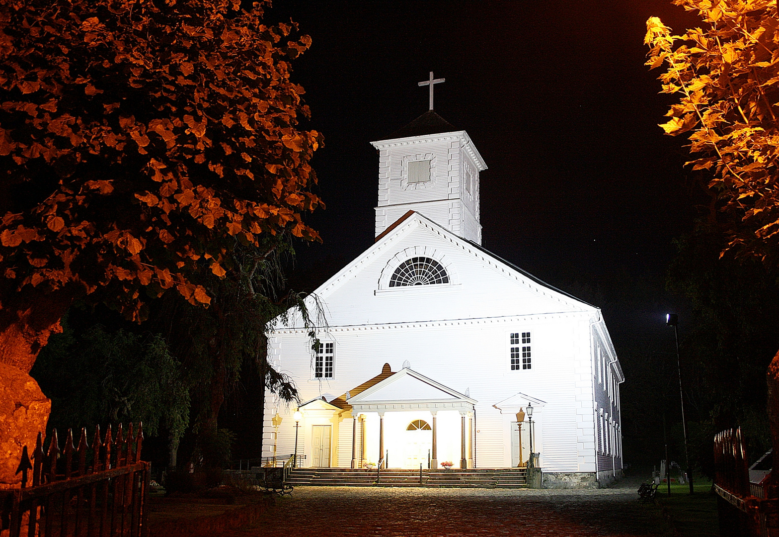 Mandalskirche bei Nacht