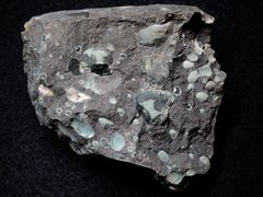 "Mandelstein-Basalt" vom Oraefajökull, Island - ein Tholeiithbasalt