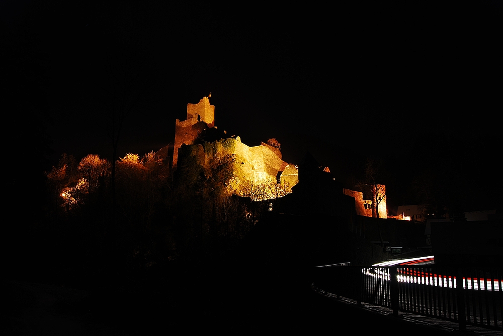 Manderscheider Niederburg bei Nacht
