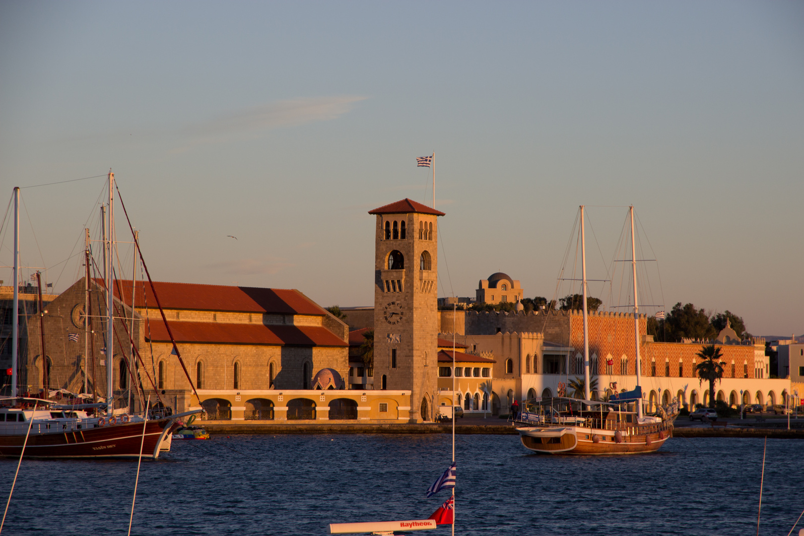 Mandraki-Hafen beim Sonnenaufgang