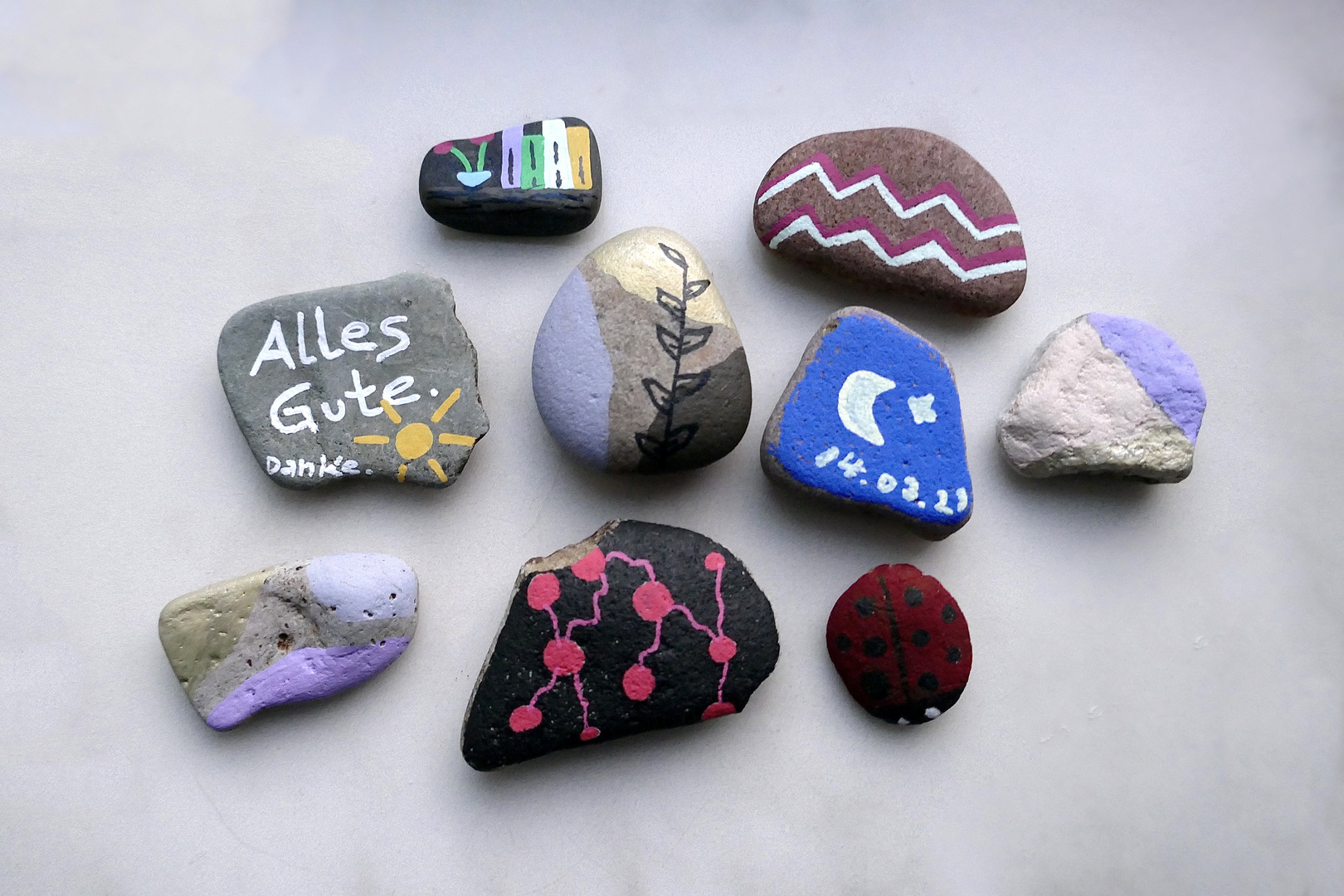 Mandy malt gerne Steine an…