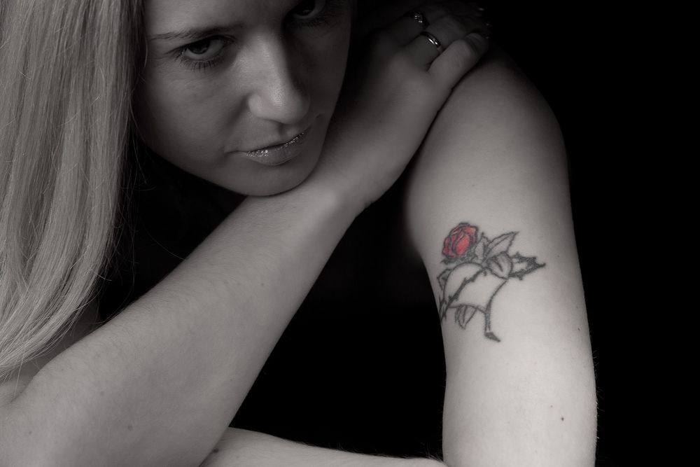 Mandy SW mit Tattoo Foto & Bild | portrait, portrait frauen, studio ...