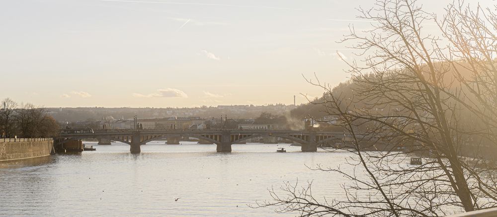 Mánesbrücke im Gegenlicht